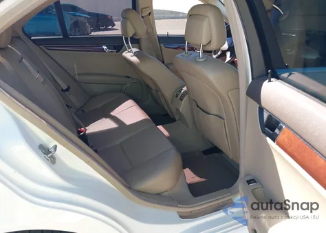 2011 Mercedes-Benz C 350 Sport z USA, uszkodzony, nr VIN WDDGF5GB4BR136234